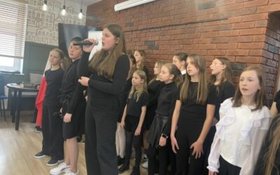 Wspólne śpiewanie pieśni patriotycznych